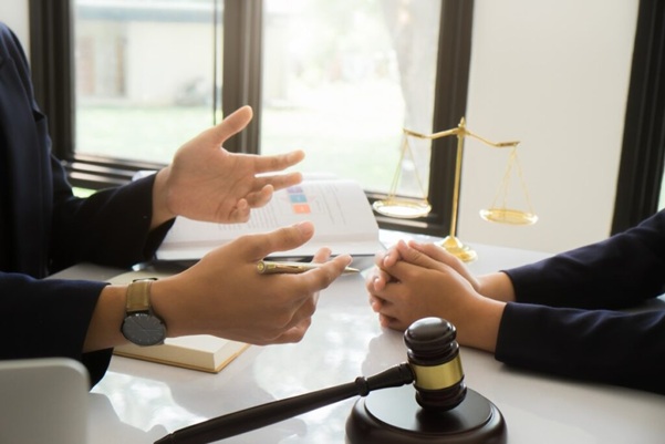 Maryland-divorce-attorney-explaining-to-client-in-the-office-1024x683